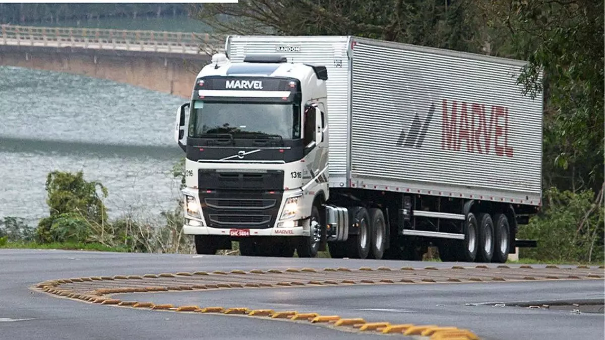 A foto mostra uma carreta da Transportes Marvel