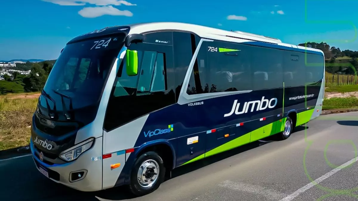 A foto mostra um ônibus da Jumbo Turismo