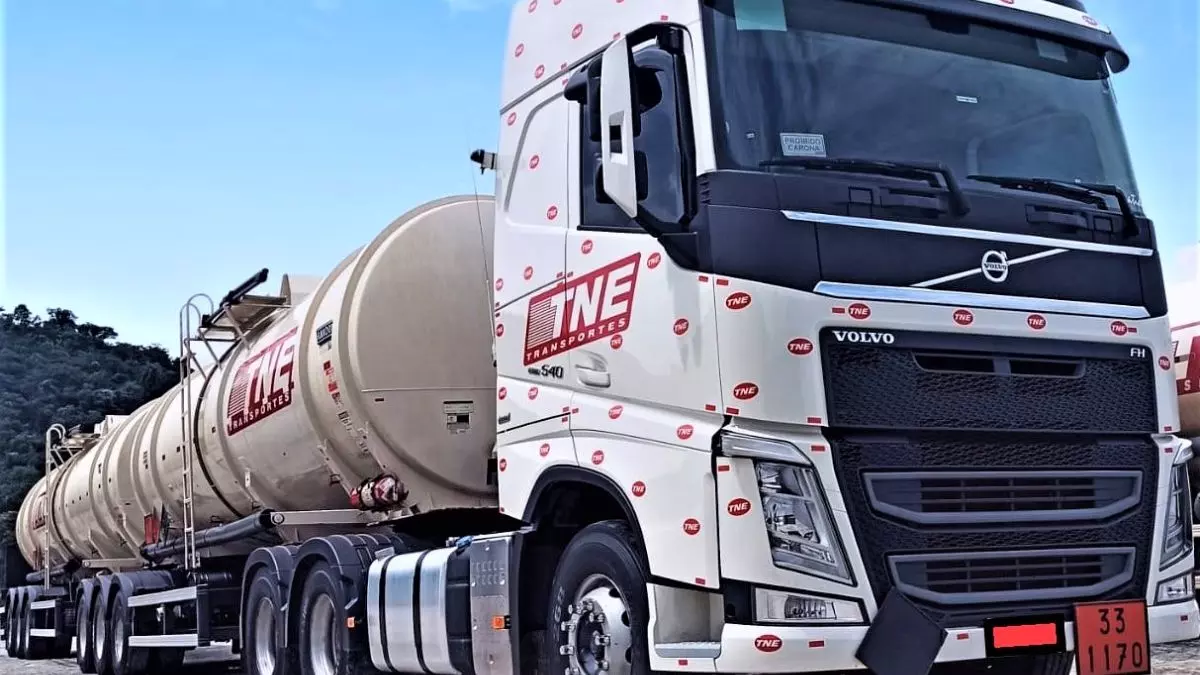 A foto mostra uma carreta da TNE Transportes