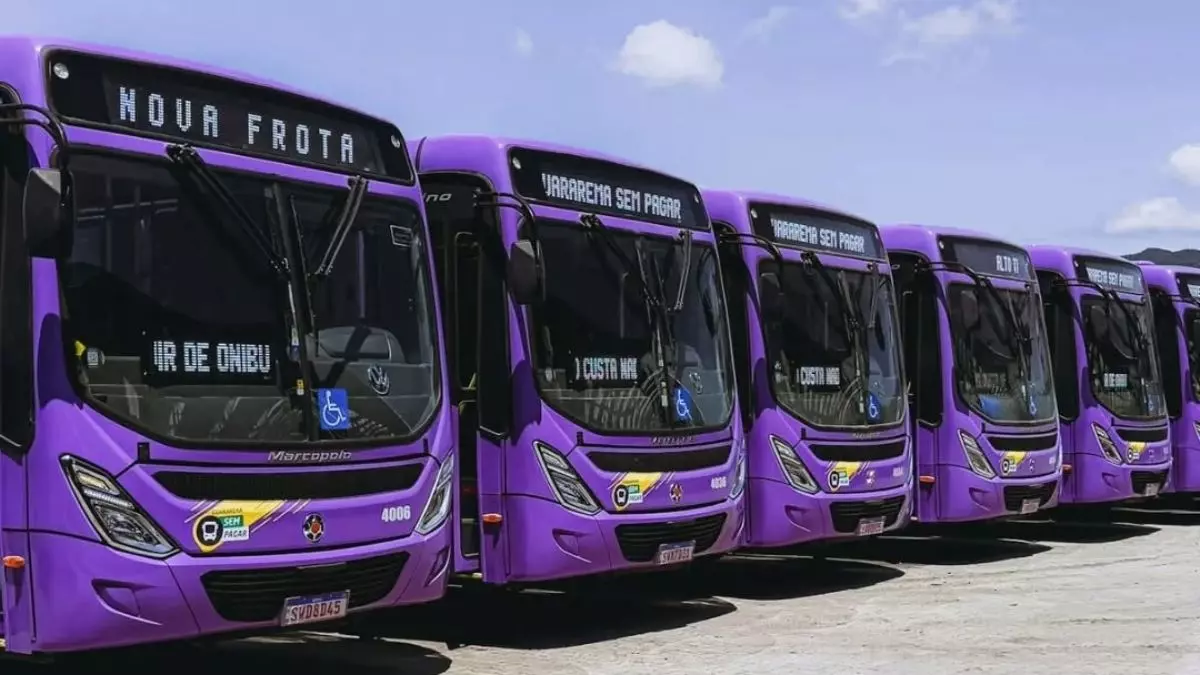 A foto mostra uma frota de ônibus do Alto Tietê Transportes