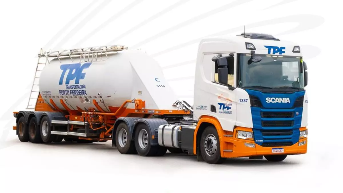 A foto mostra uma carreta da TPF - Transportadora Porto Ferreira