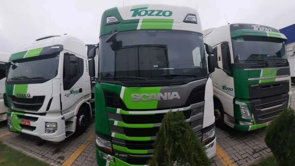 A foto mostra uma frota de carretas da Tozzo Transportes