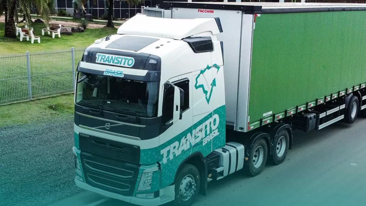 A foto mostra uma carreta da Transito Brasil