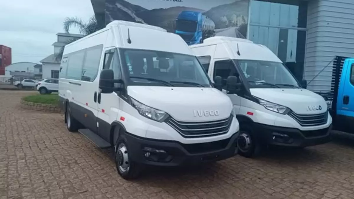 A foto mostra duas vans da Trans Pinho