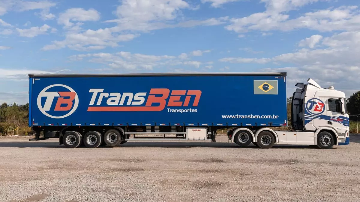A foto mostra uma carreta da TransBen Transportes