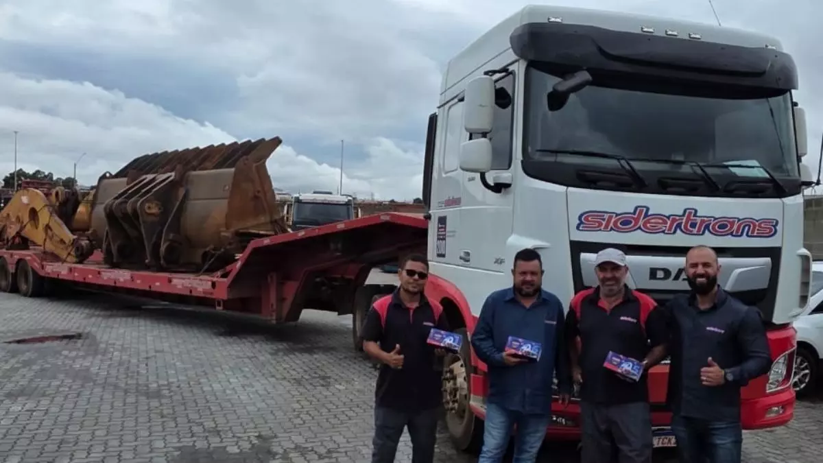 A foto mostra uma carreta e funcionários da Sidertrans