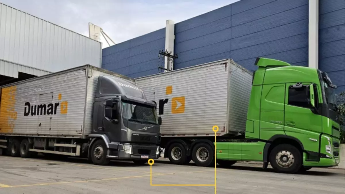 A foto mostra uma frota de caminhões da Transportes Dumar