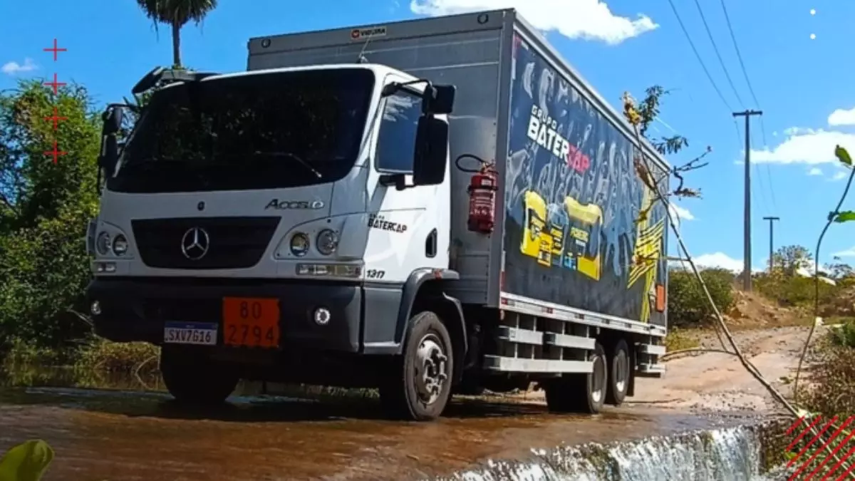 A foto mostra um caminhão do Grupo Batercap