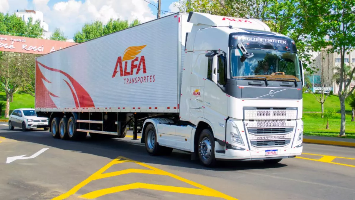 A foto mostra uma carreta da Alfa Transportes