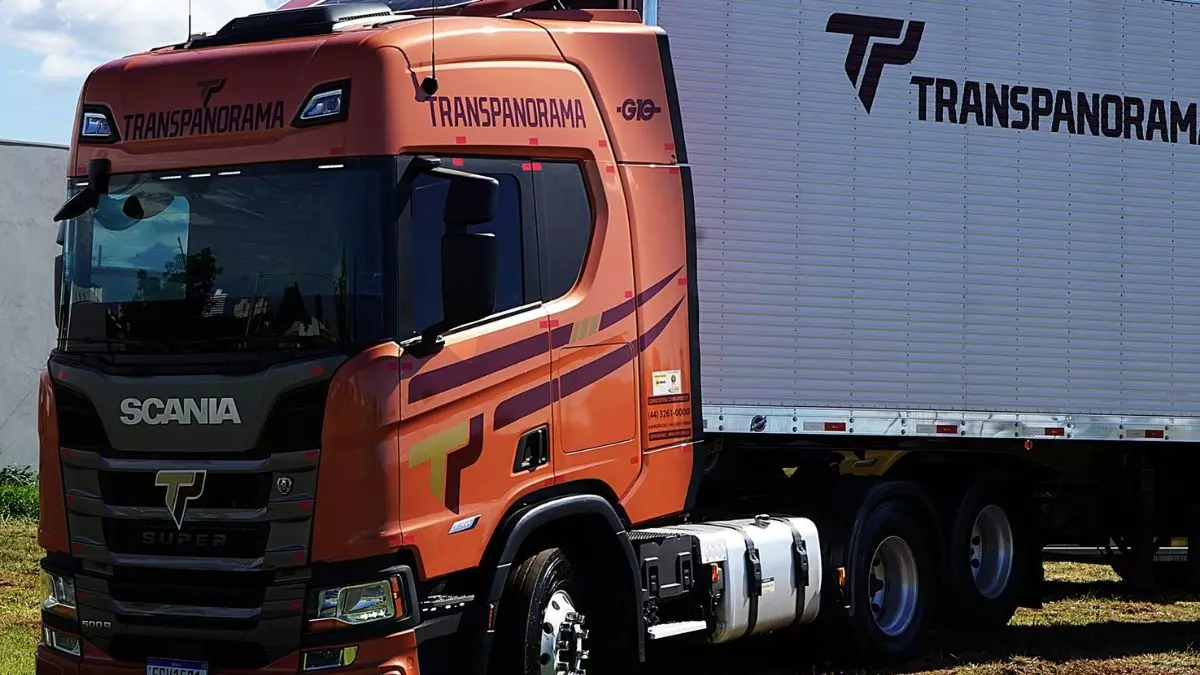 A foto mostra uma carreta da Transpanorama