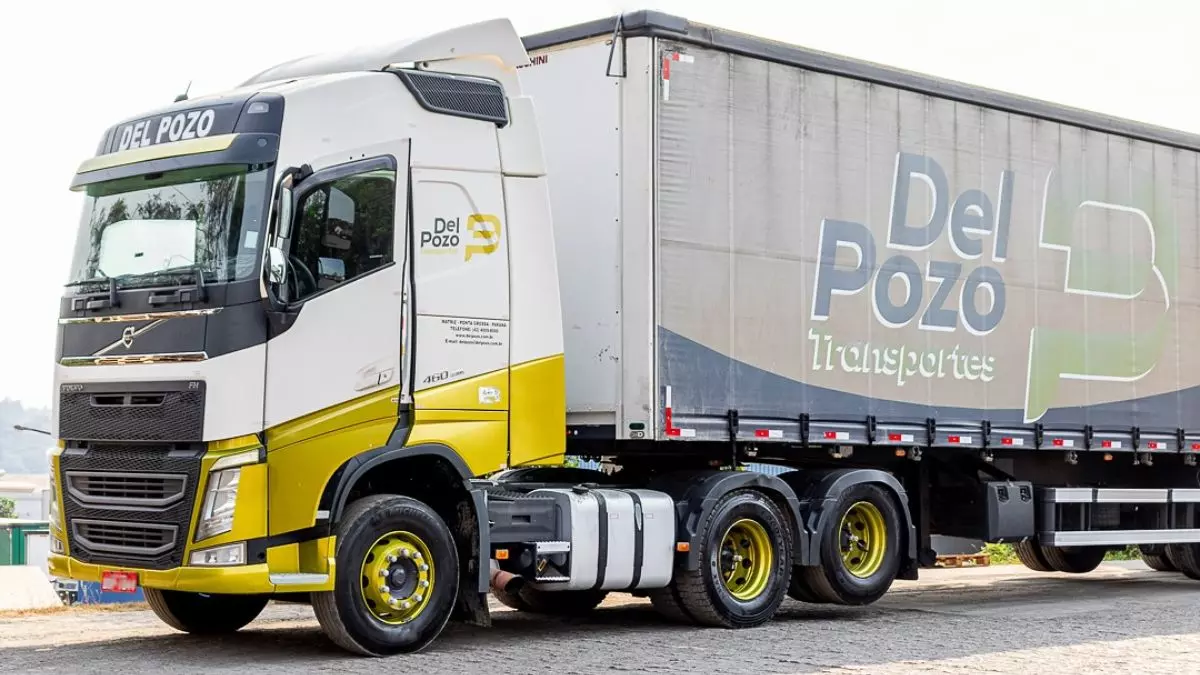 A foto mostra uma carreta da Del Pozo Transportes