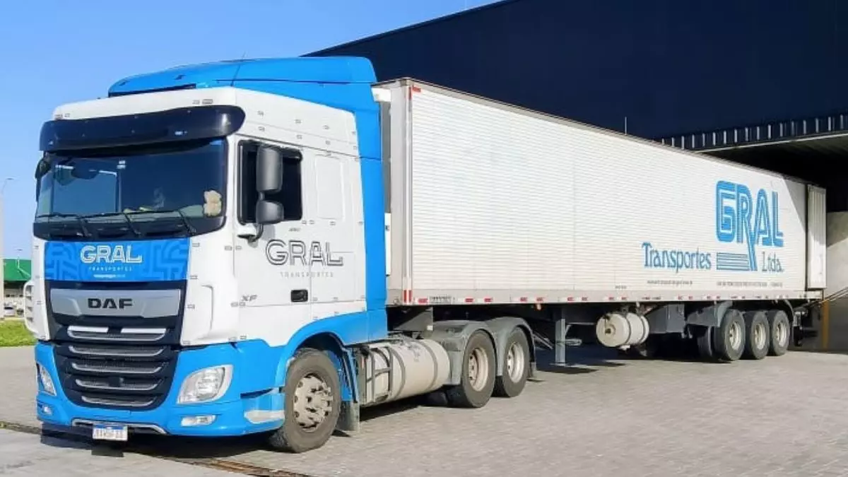 A foto mostra uma carreta da Transportes Gral