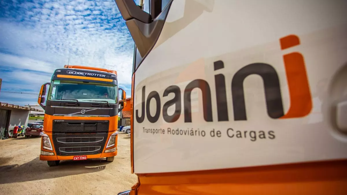 Frota de caminhões da Joanini Transportes