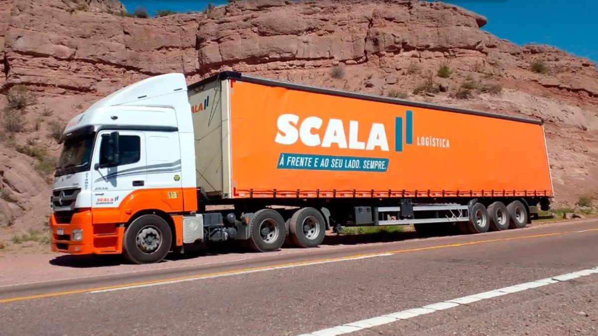 A foto mostra uma carreta da Scala Logística