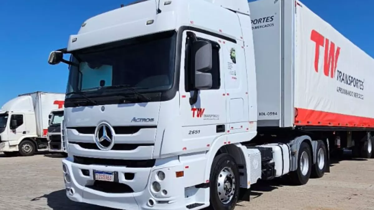 A foto mostra uma carreta da TW Transportes