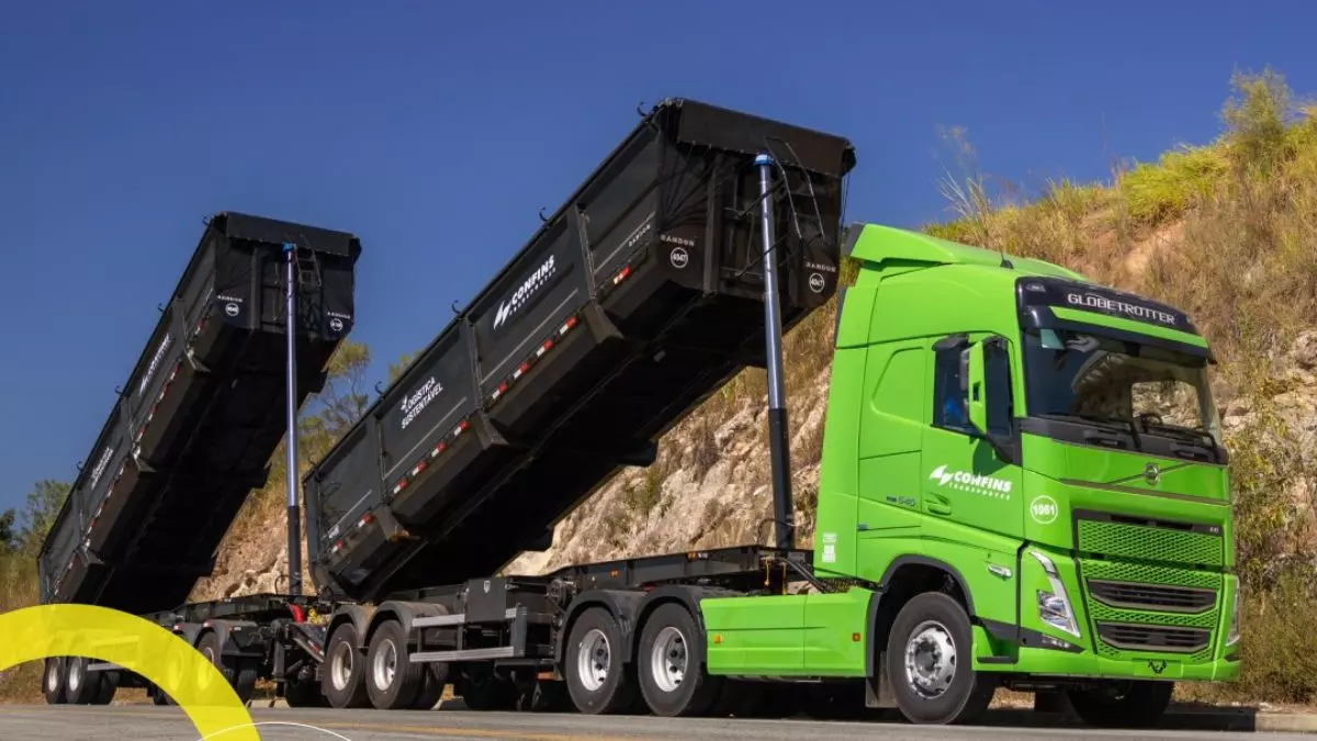 A foto mostra uma carreta rodocaçamba da Confins Transportes