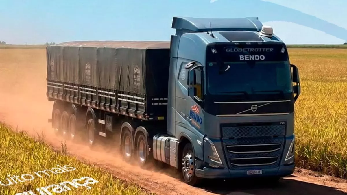 A foto mostra uma carreta da Bendo Transportes