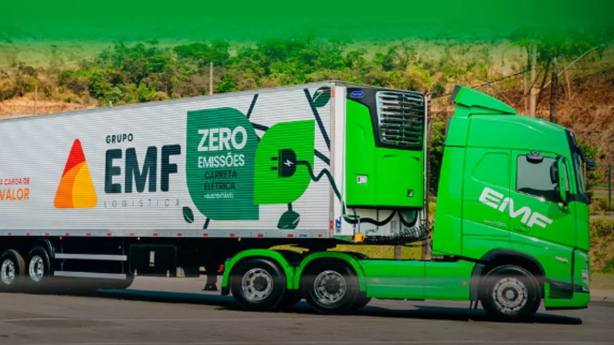 A foto mostra uma carreta da EMF Logística