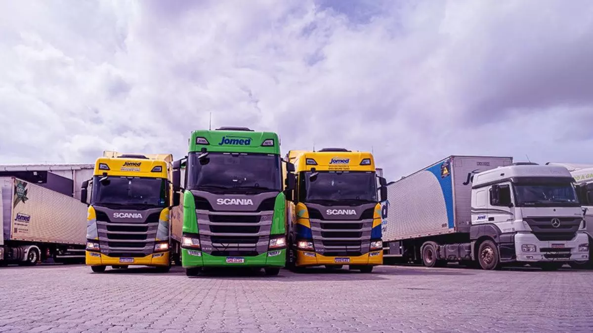 A foto mostra uma frota da Jomed Transportes e Logística