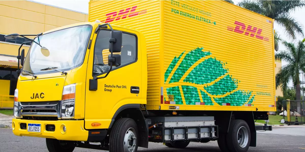A foto mostra um caminhão da DHL Supply Chain