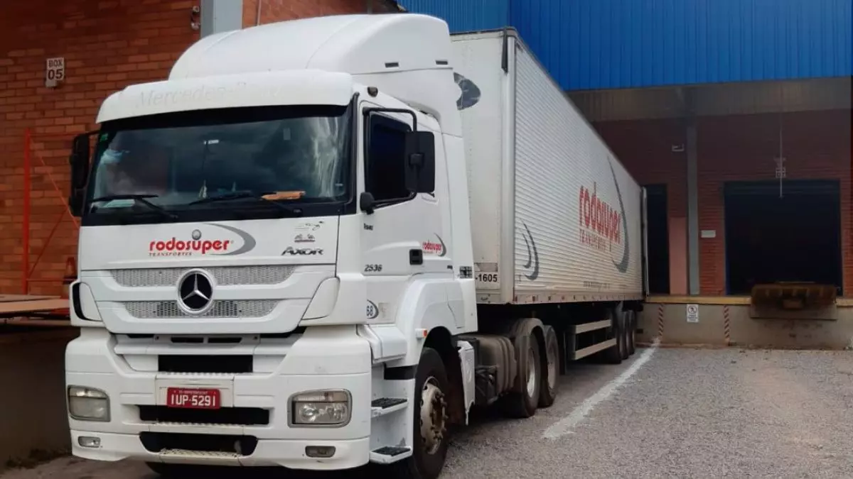A foto mostra uma carreta da Rodosuper Transportes