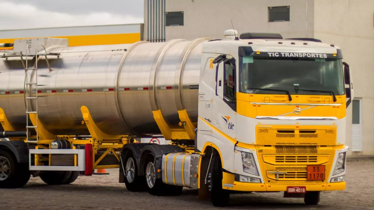 A foto mostra uma carreta da Tic Transportes