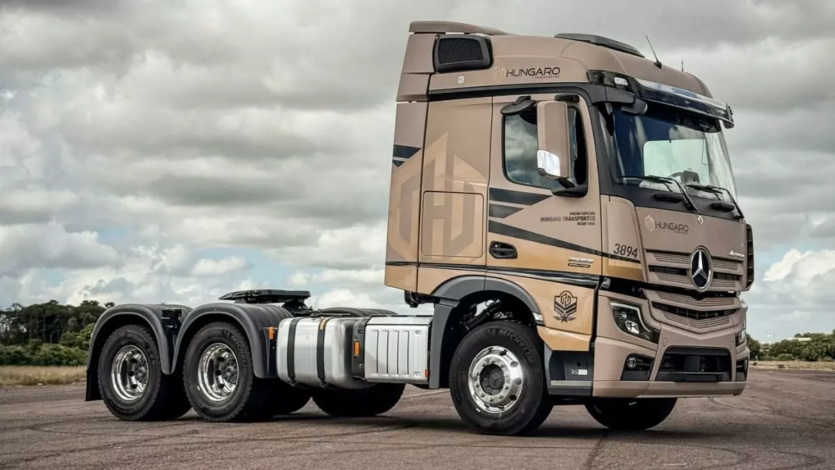A foto mostra um caminhão da Hungaro Transportes
