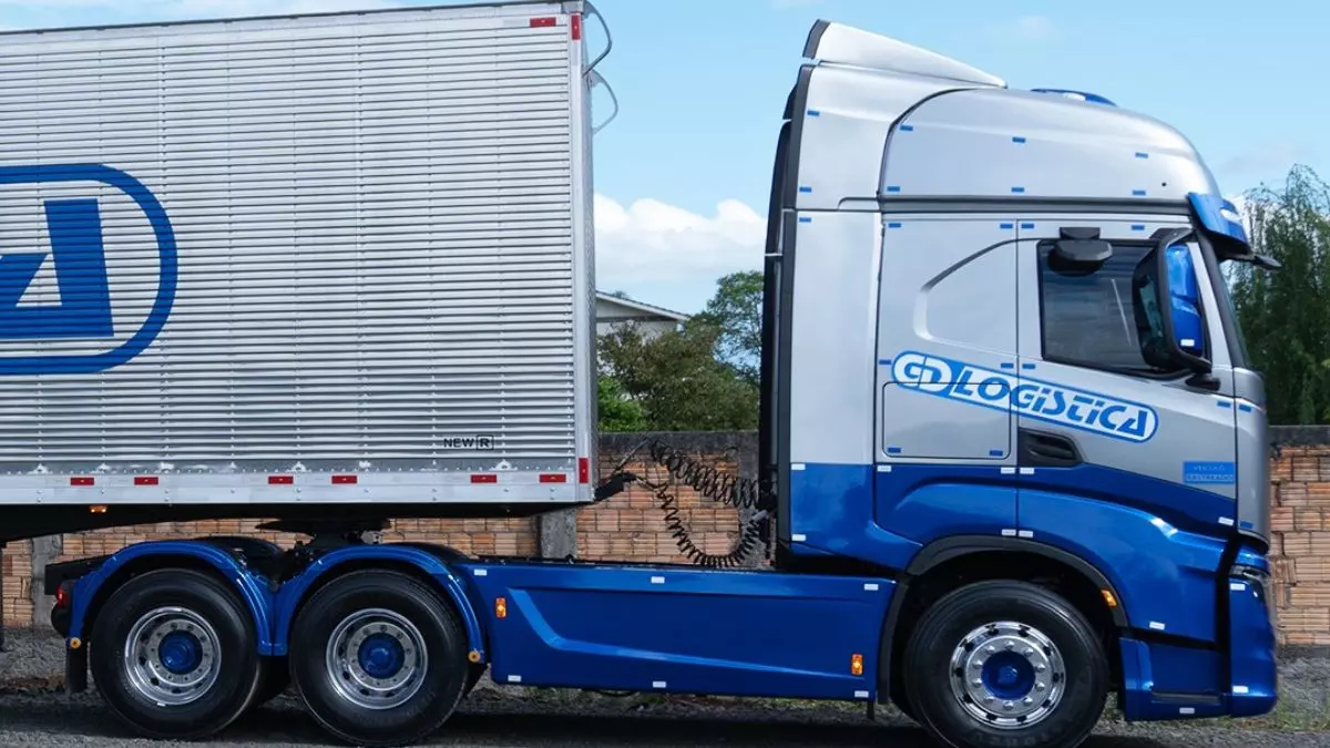 A foto mostra uma carreta da GD Logística