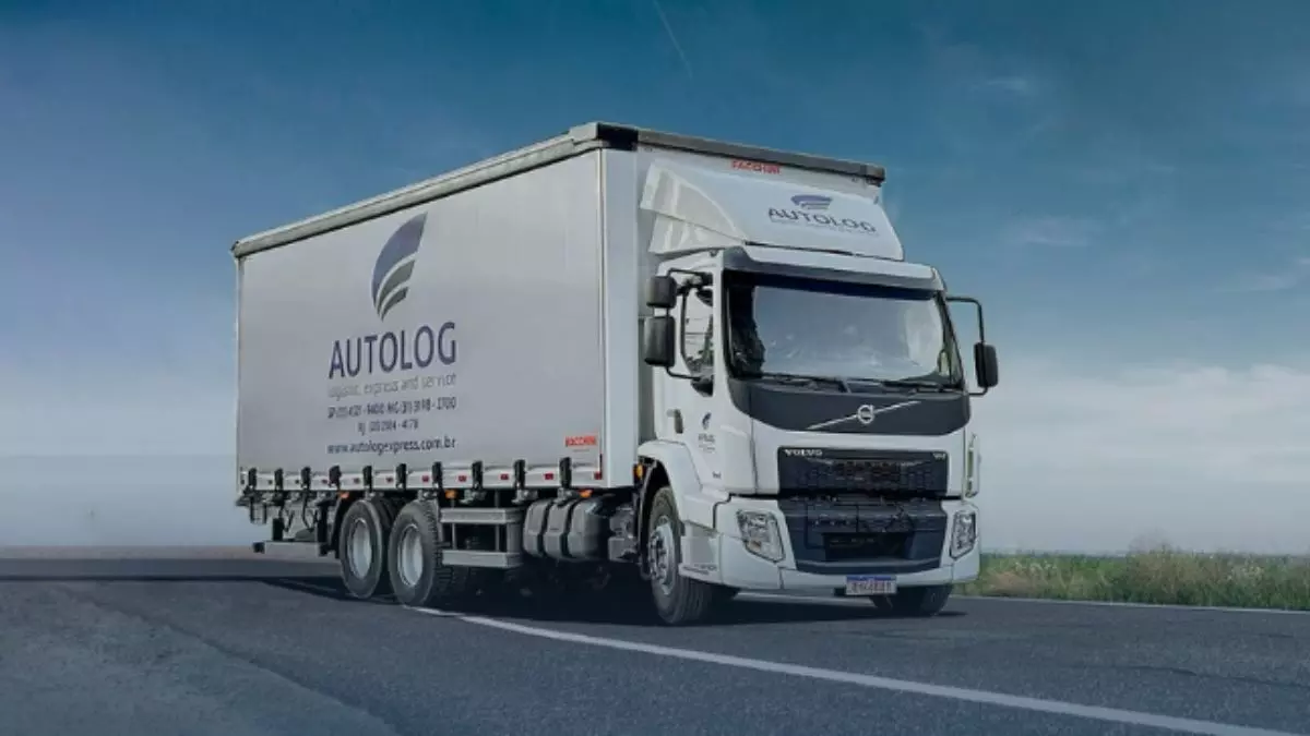 A foto mostra um caminhão da Autolog Logística