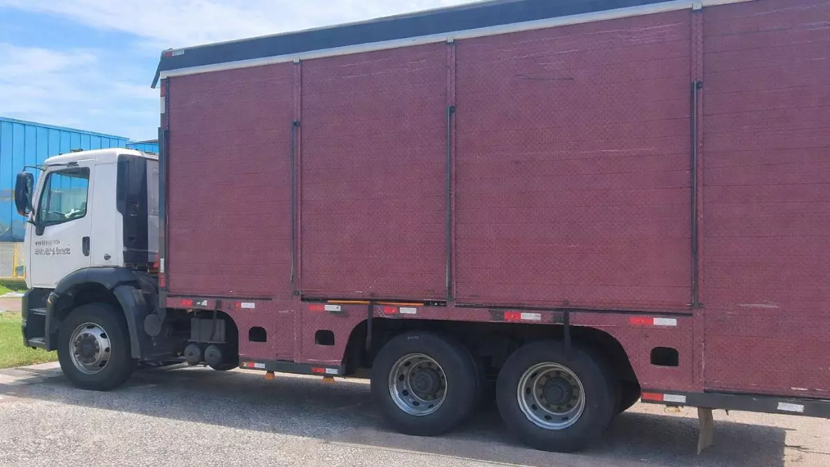 A foto mostra um caminhão da Rodalog