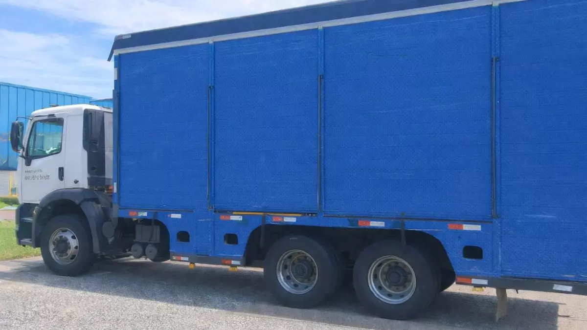 A foto mostra um caminhão azul da Rodalog