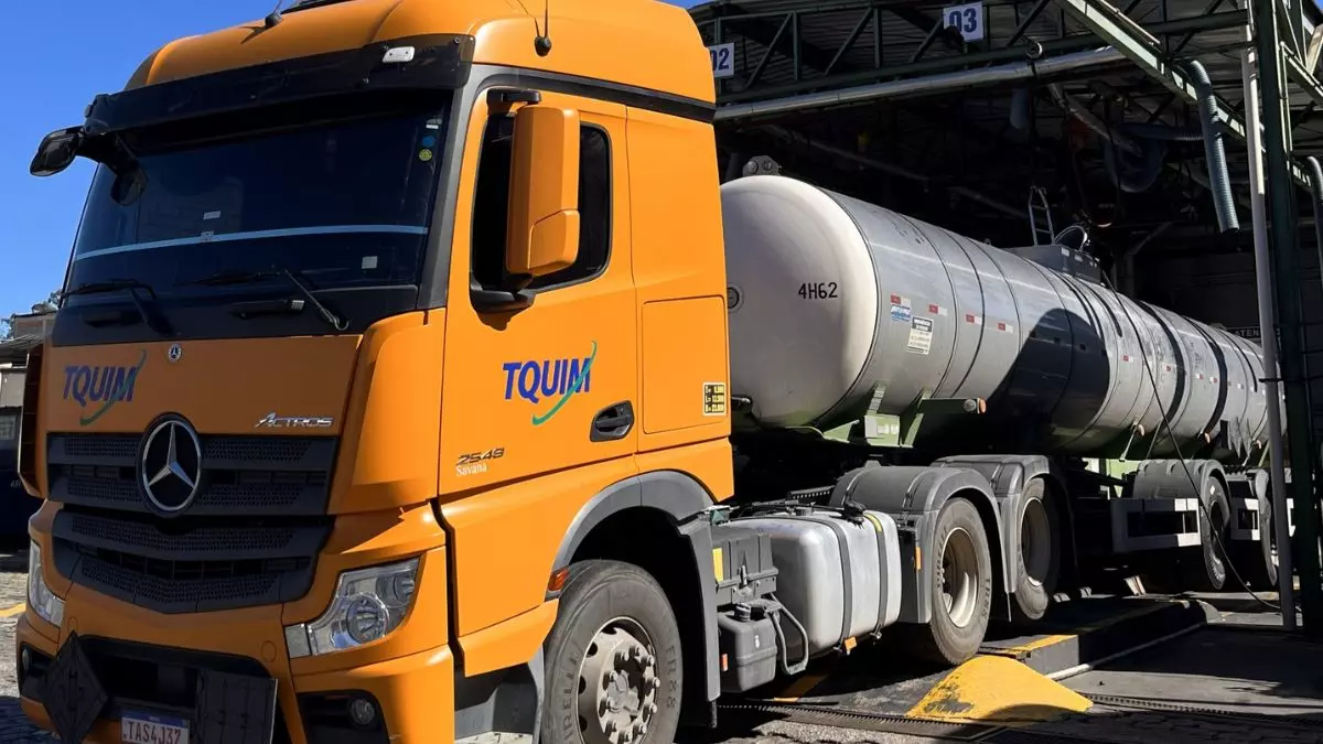 A foto mostra uma carreta da TQUIM Transportes