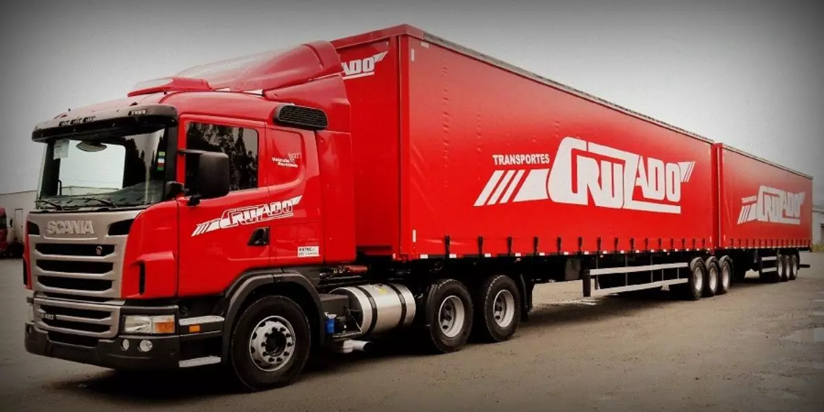 A foto mostra um bitrem da Transportes Cruzado