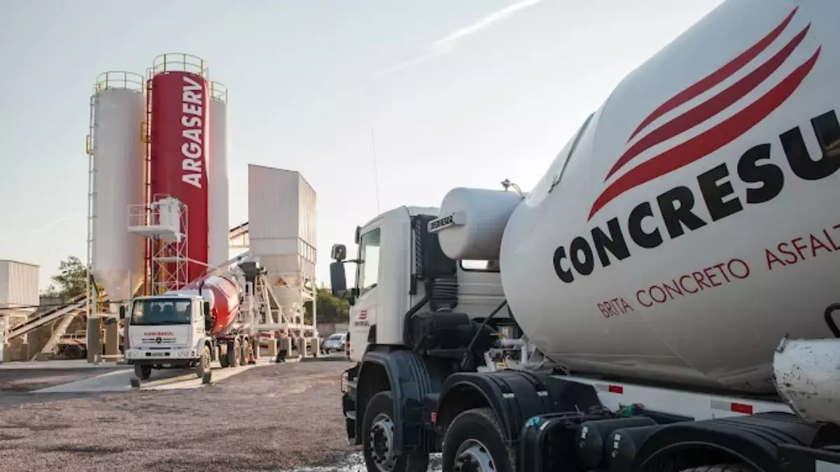 A foto mostra 2 caminhões betoneiras da Concresul