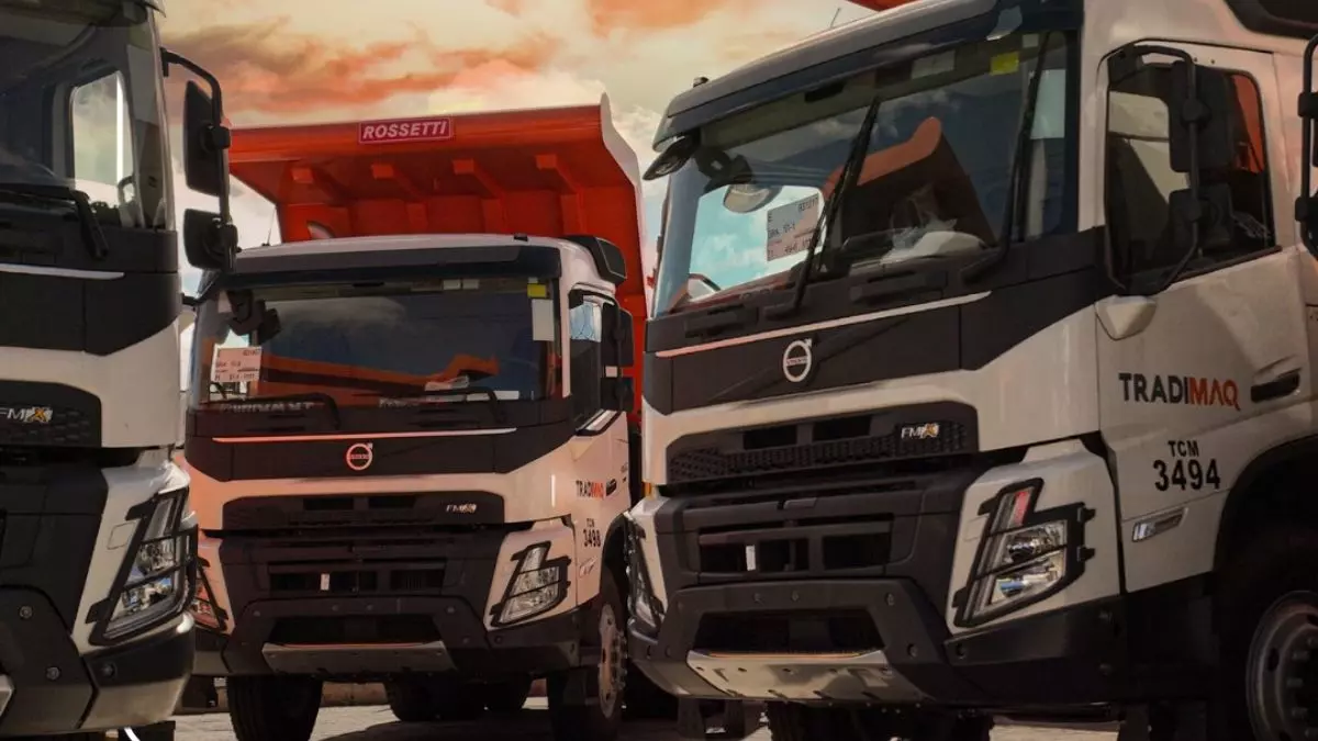 A foto mostra uma frota de caminhões basculante da Tradimaq
