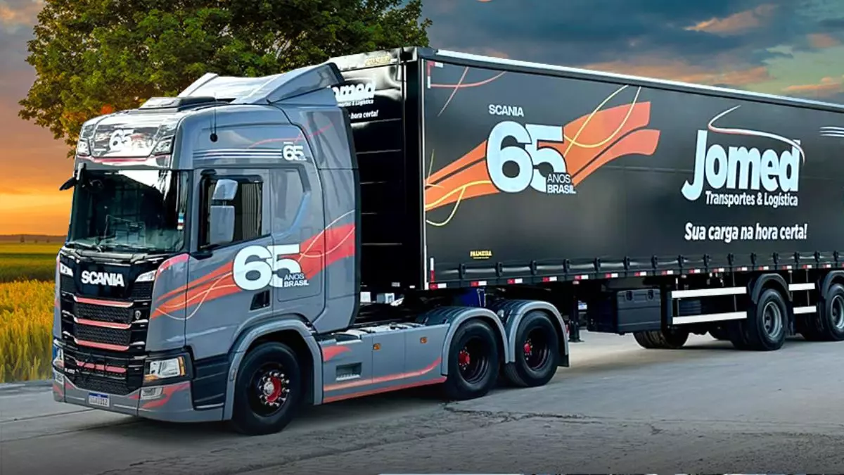 A foto mostra um carreta da Jomed Transportes
