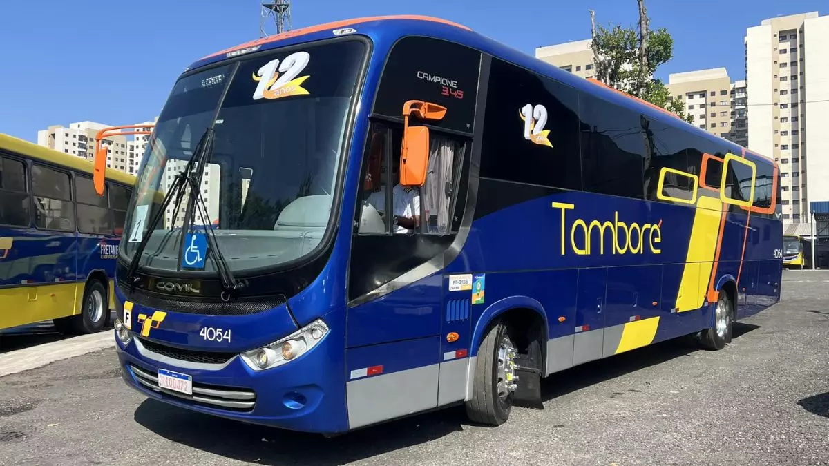 A foto mostra um ônibus da Transportadora Tamboré