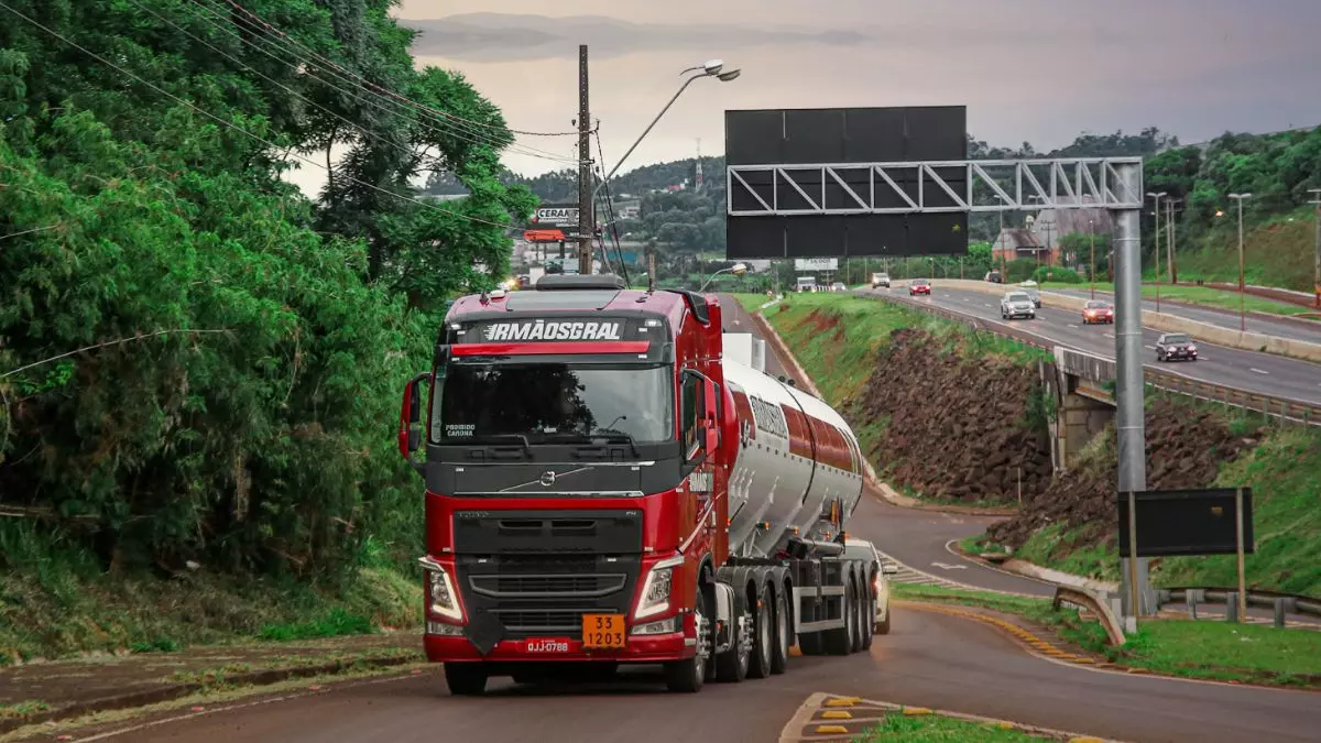 A foto mostra uma carreta da Irmãos Gral Transportes