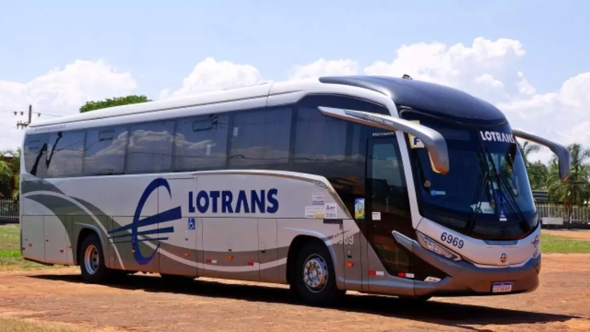 A foto mostra um ônibus da Lotrans