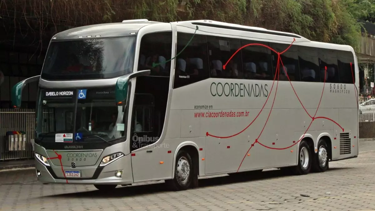 A foto mostra ônibus da Cia Coordenadas