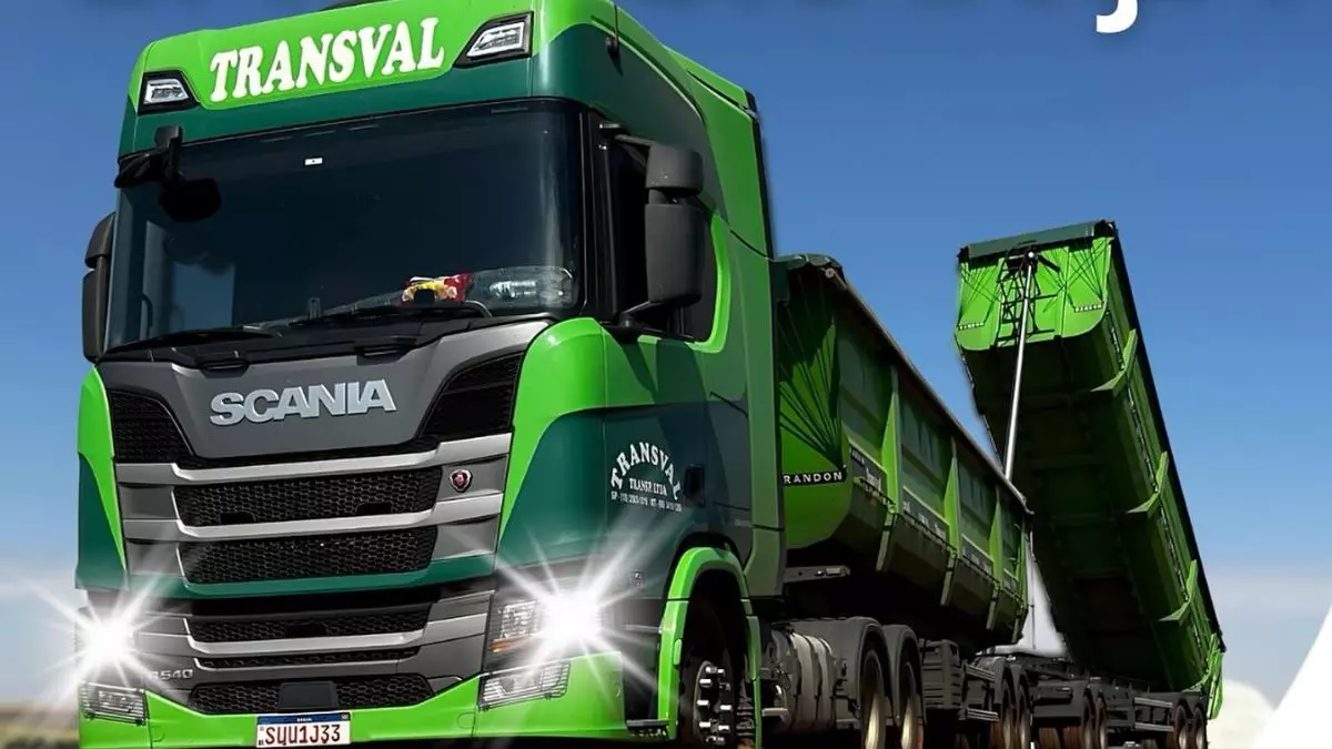 A foto mostra um rodotrem 9 eixos da Transval Transportadora