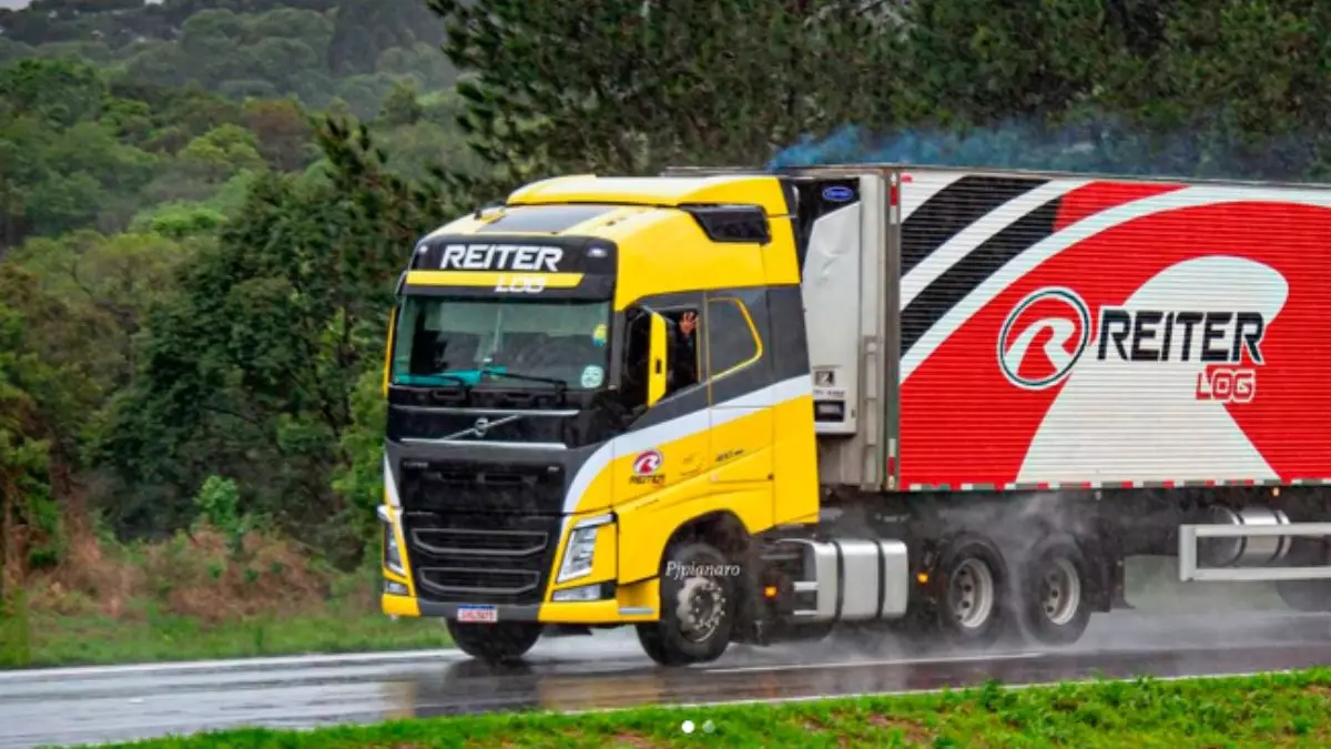 A foto mostra uma carreta da Reiter Log