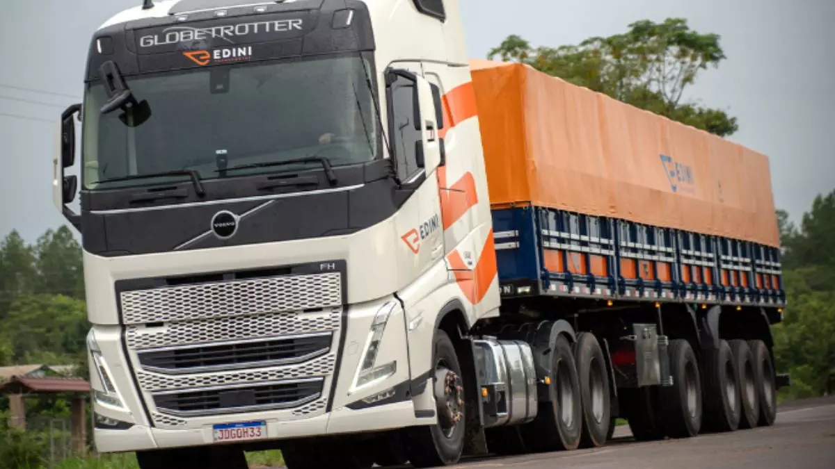 A foto mostra uma carreta da Edini Transportes
