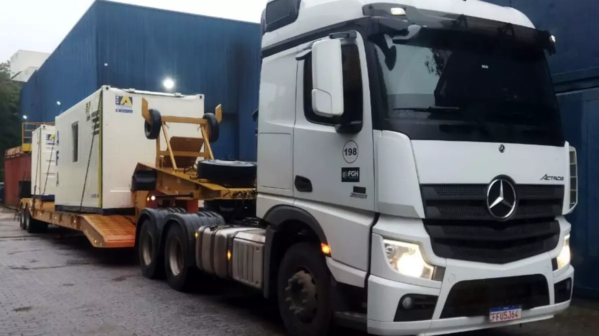 A foto mostra uma carreta da FGH Transportes