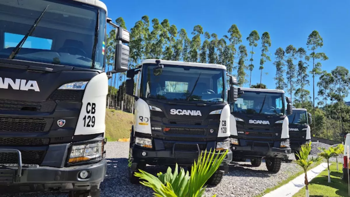 A foto mostra uma frota de caminhões da R&D Mineração