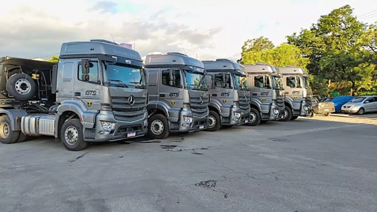 A foto mostra uma frota de carretas da GTS Transportes