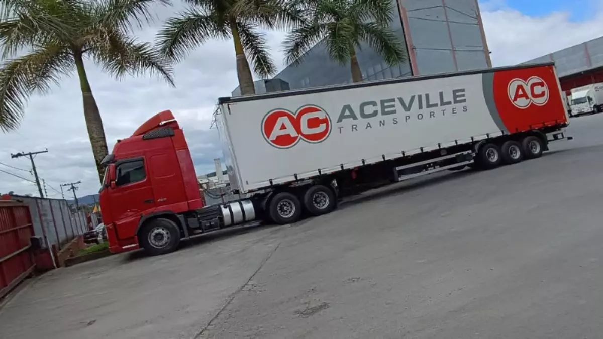 A foto mostra uma carreta da Aceville Transportes