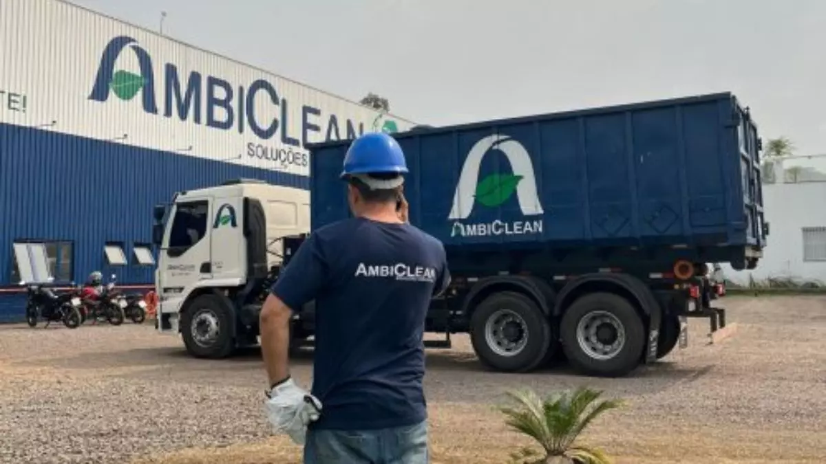 A foto mostra um caminhão e motorista da Ambiclean