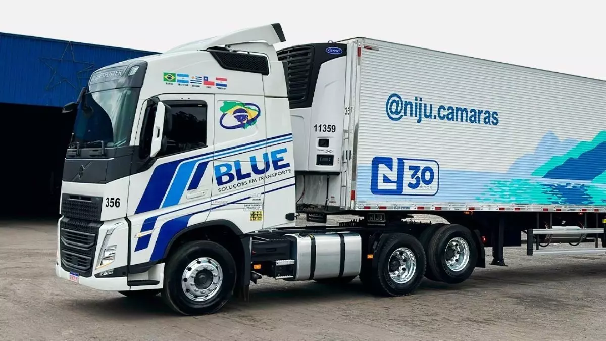 A foto mostra uma carreta da Blue Logística