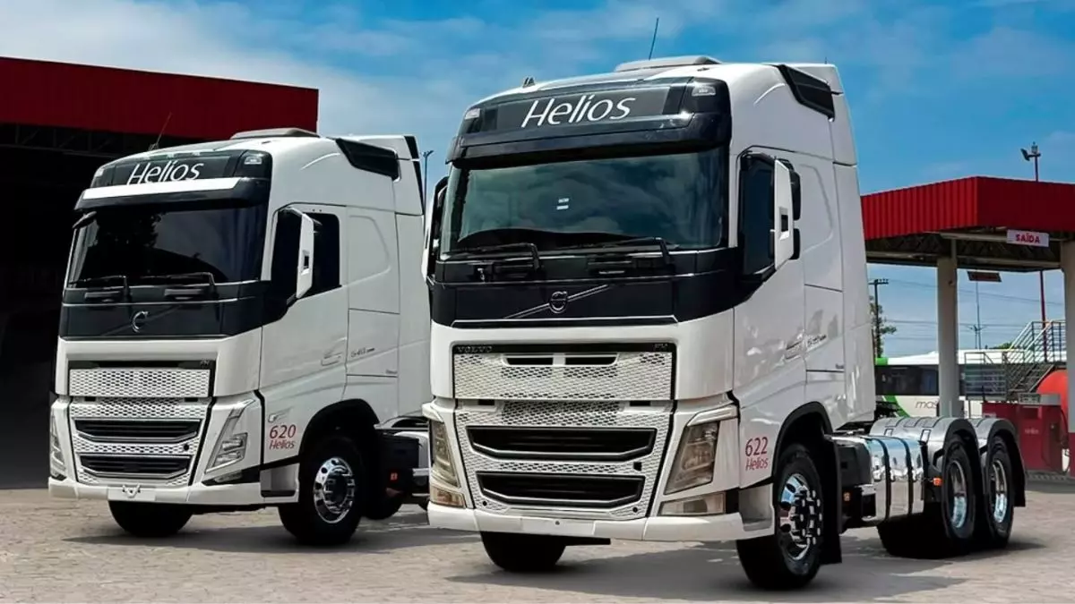 A foto mostra 2 caminhões da Helios Coletivos e Cargas